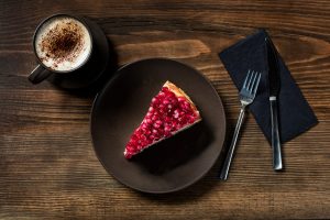 Cheesecake light al cioccolato con frutti di bosco