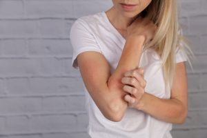 Dermatite da stress: cos’è, cause, sintomi, rimedi e cura