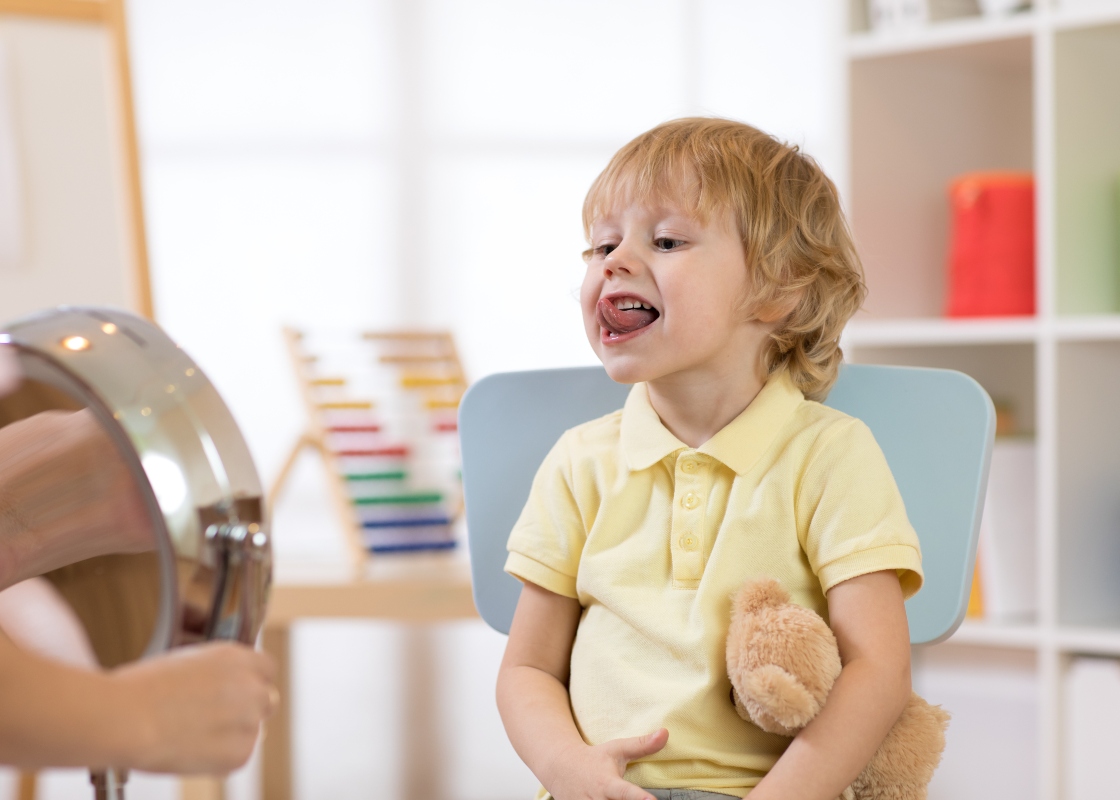 un bambino mostra la lingua mentre fa gli esercizi per i DSA