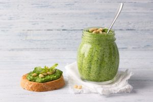 Pesto di rucola: la ricetta facile e veloce in 10 minuti