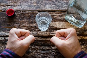 Alcolismo: che cos’è, cause, sintomi, dipendenza, danni alla salute e trattamenti