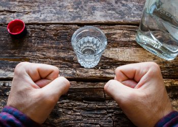 alcolismo: cos'è, cause, sintomi, conseguenze per la salute e come curarsi