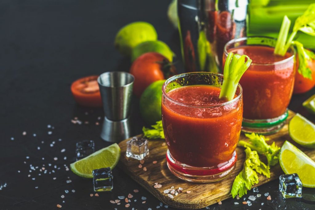Bloody Mary, prepara in casa uno dei cocktail più classici 2 due bicchieri di cocktail Bloody Mary e spicchi di limone intorno