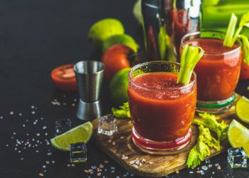 due bicchieri di cocktail Bloody Mary e spicchi di limone intorno
