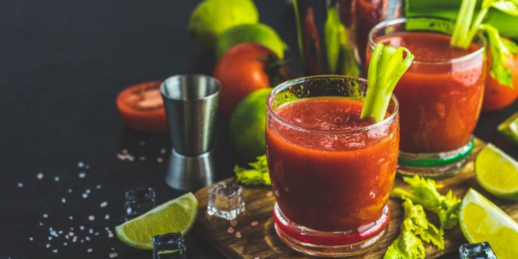 due bicchieri di cocktail Bloody Mary e spicchi di limone intorno