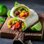 Burrito: un delizioso rotolo con carne e formaggio