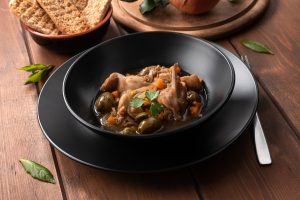 Coniglio alla cacciatora con olive: ricetta e video