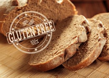 senza glutine: del pane tagliato a fette con la scritta gluten free