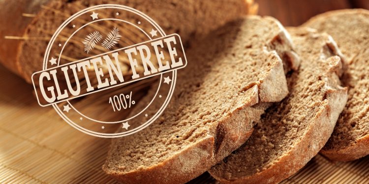 senza glutine: del pane tagliato a fette con la scritta gluten free