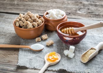 Tre ciotole in legno con miele e zucchero per indicare il glucosio