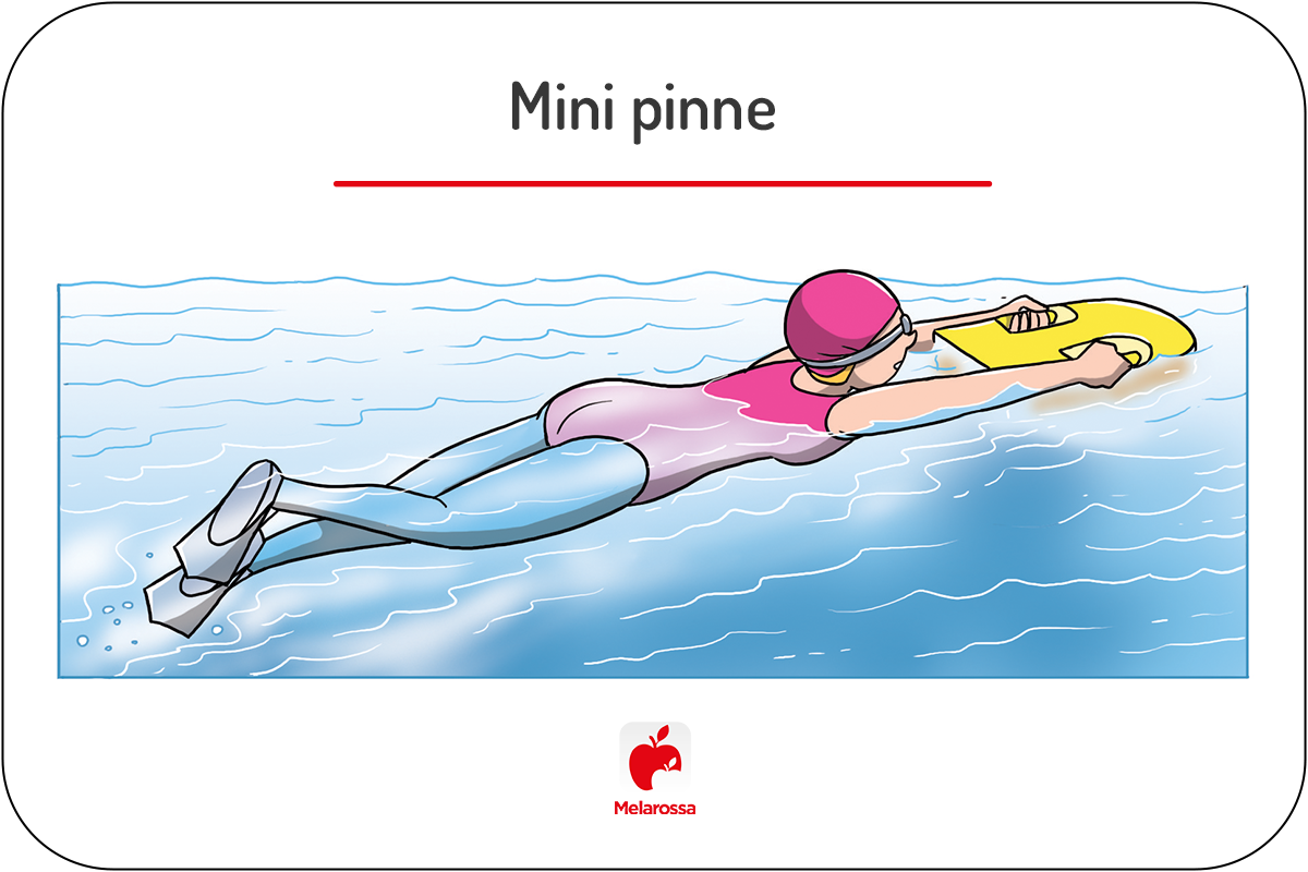 Illustrazione di una nuotatrice in piscina che esegue gambate con mini pinne utilizzando una tavoletta di supporto.