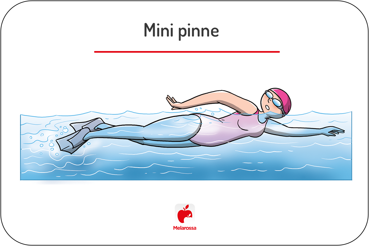 Illustrazione di una nuotatrice che esegue lo stile libero in piscina indossando mini pinne, cuffia rosa e occhialini.