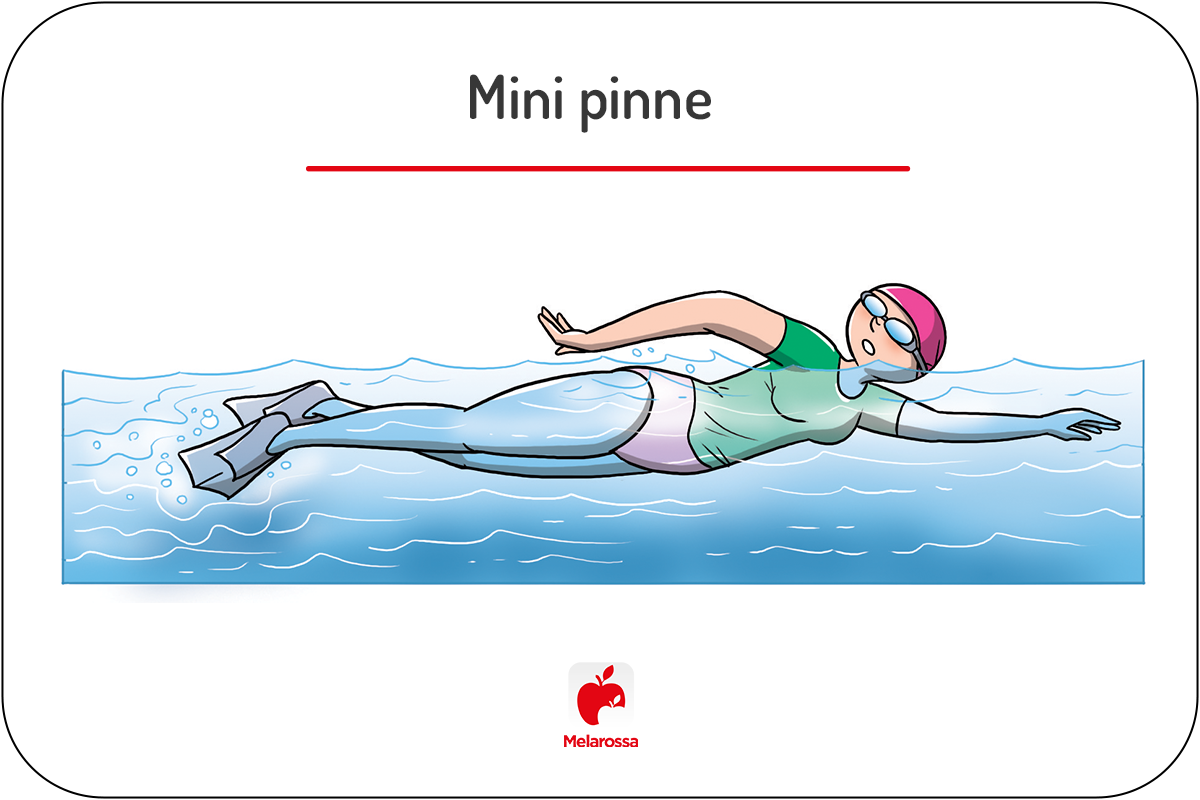 Illustrazione di una nuotatrice in piscina che esegue stile libero con mini pinne indossando una maglietta, cuffia rosa e occhialini.