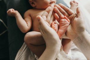 Ostetrico per un giorno: papà Francesco fa nascere la sua piccola Cecilia nel bagno di casa