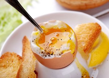 Uovo alla coque: delizioso a colazione e nel brunch