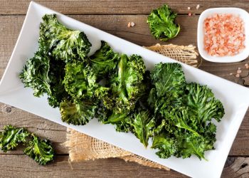 su base di legno piatto bianco rettangolare con foglie di cavolo nero