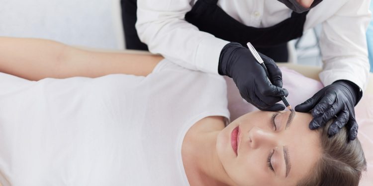 Microblading: cos'è, tecnica, quanto costa una seduta e controindicazioni