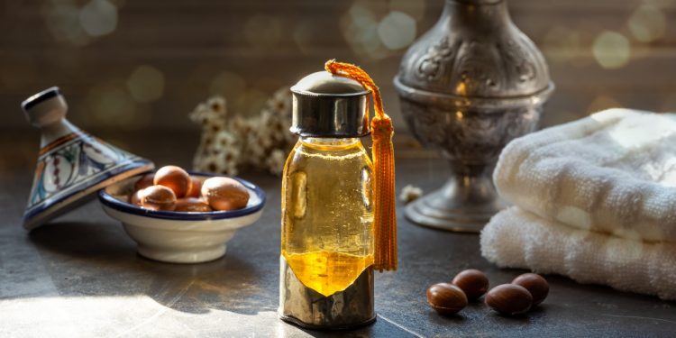 una boccetta di olio di argan su un tavolo