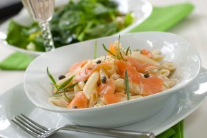 Pasta al salmone, un primo piatto veloce e cremoso