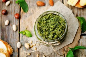 Pesto di menta: la ricetta facile e fresca
