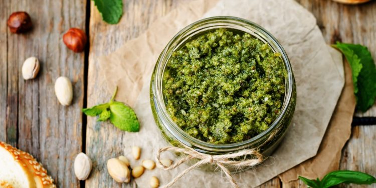 ciotola con pesto di menta e ingredienti