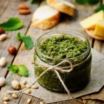 ciotola con pesto di menta ricetta e ingredienti