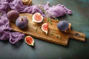 Iscriviti subito alla dieta Melarossa e scarica l'app 13 calorie del fico: 4 fichi su un tagliere, uno tagliato a metà