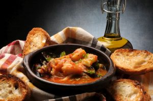 Cacciucco, la ricetta tradizionale del piatto simbolo di Livorno