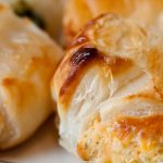 due dolci di pasta sfoglia in primo piano