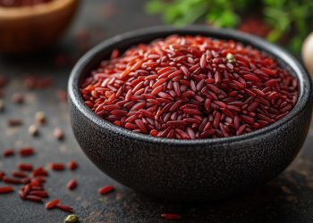 Una ciotola nera colma di riso rosso