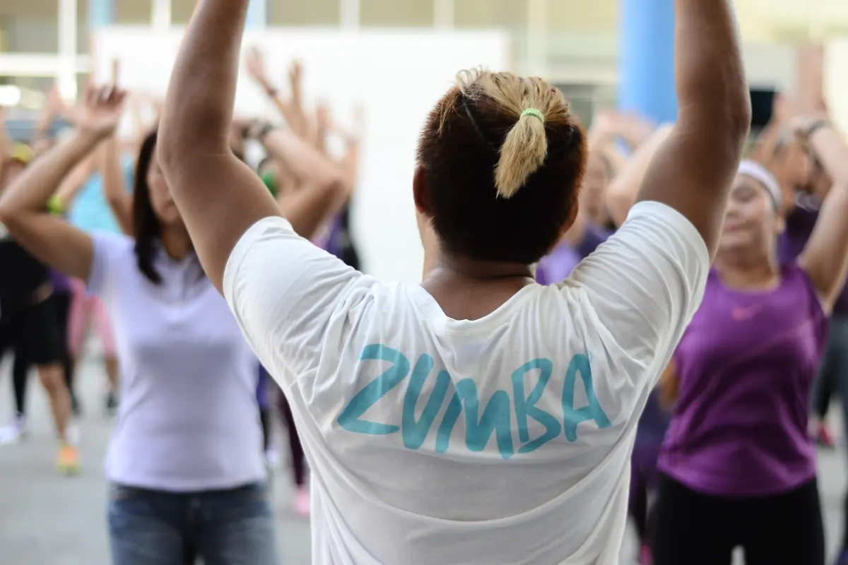 zumba fitness: che cos'è, come si svolge una lezione, benefici, muscoli coinvolti