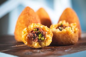 Arancini di riso, la ricetta dello street food siciliano più amato