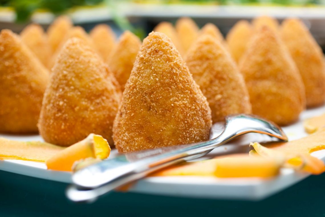 Arancini di riso ricetta e varianti dello street food siciliano
