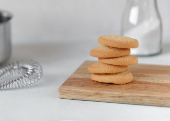un vassoio di legno con 5 biscotti uno sull'altro