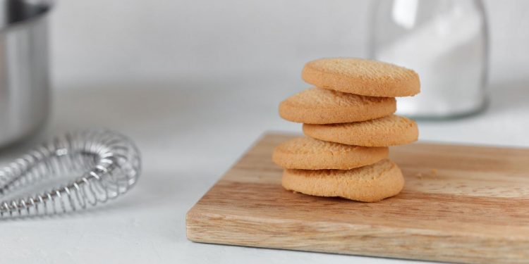un vassoio di legno con 5 biscotti uno sull'altro