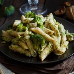 Pasta con broccoli: ricetta gustosa con poche calorie 1 su tavola apparecchiata un piatto piano nero con la pasta con broccoli