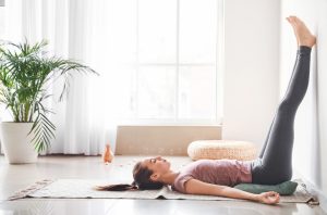 Ginnastica posturale: a cosa serve, benefici, esercizi Mézières per il mal di schiena e cervicale infiammata