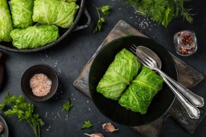 Involtini di verza, un secondo invernale saporito e ricco