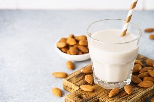 Latte di mandorla: proprietà, benefici e come si utilizza