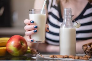 Latte di mandorla: proprietà, benefici e la ricetta per farlo in casa