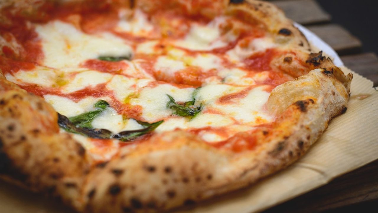 Pizza napoletana: ricetta, impasto e condimenti - Melarossa