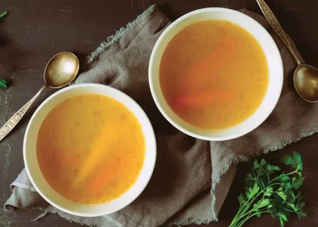 due ciotole bianche piene di brodo vegetale