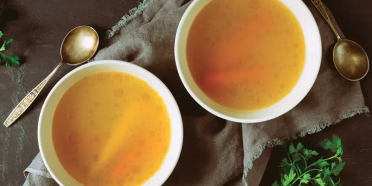 due ciotole bianche piene di brodo vegetale