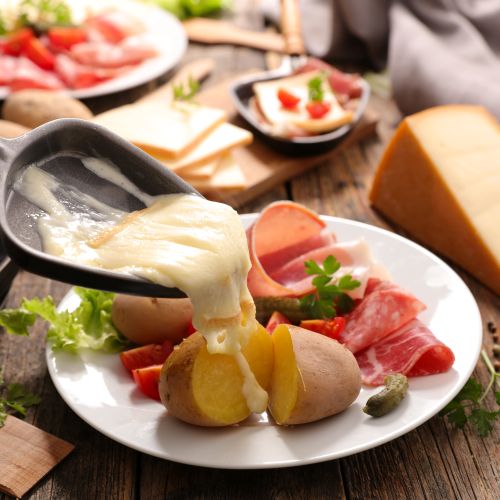 Raclette, un goloso piatto di formaggio e carne