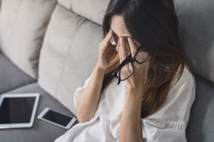 Miodesopsie o mosche volanti: cosa sono, cause e patologie correlate, sintomi, cosa fare, cure e  terapie