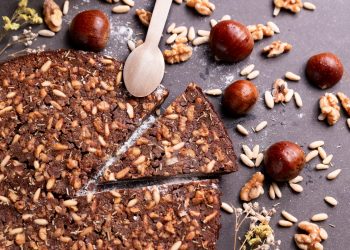 una piccola forma di castagnaccio fatto con farina di castagne