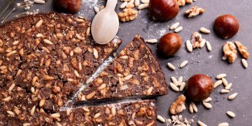 una piccola forma di castagnaccio fatto con farina di castagne