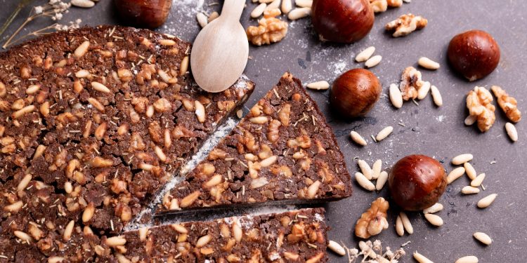 una piccola forma di castagnaccio fatto con farina di castagne