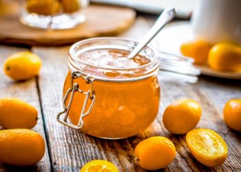 un barattolo di marmellata di kumquat