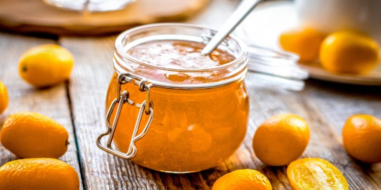 un barattolo di marmellata di kumquat